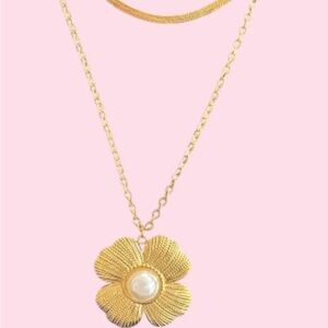 Gold Flower Pendant Necklace